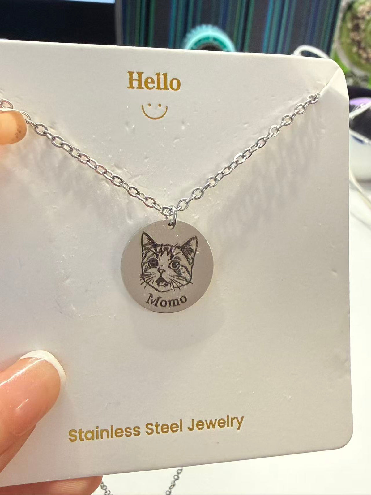 Original product photo: silver-tone necklace engraved with Momo's cat portrait